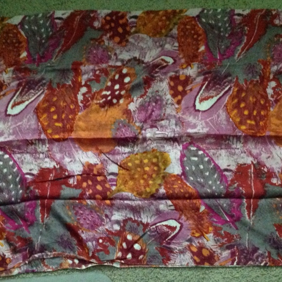 Tolani 100% Silk Scarf/Wrap - Picture 5 of 5